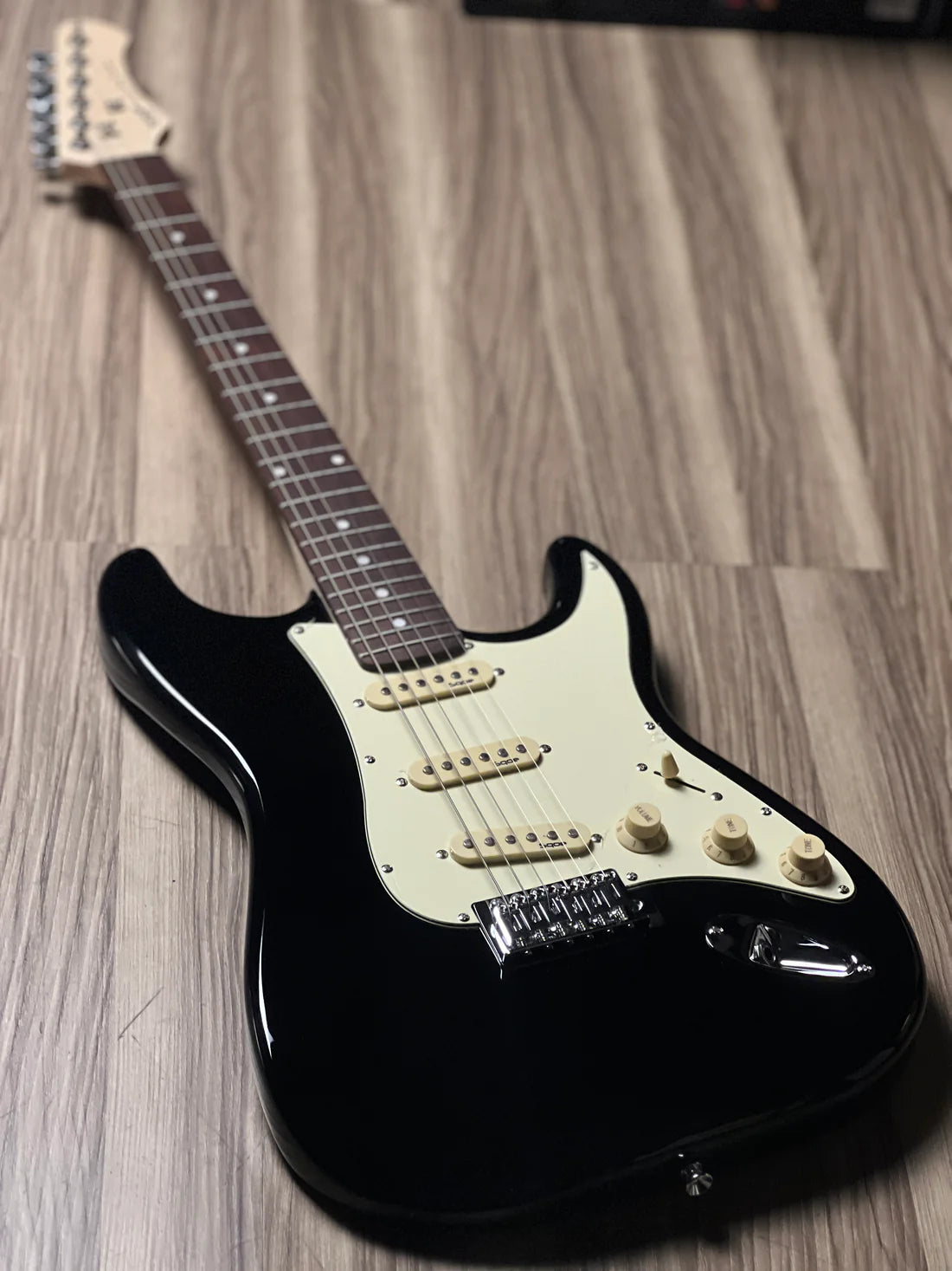 SQOE SEST 200 ELECTRIC GUITAR (BLACK)